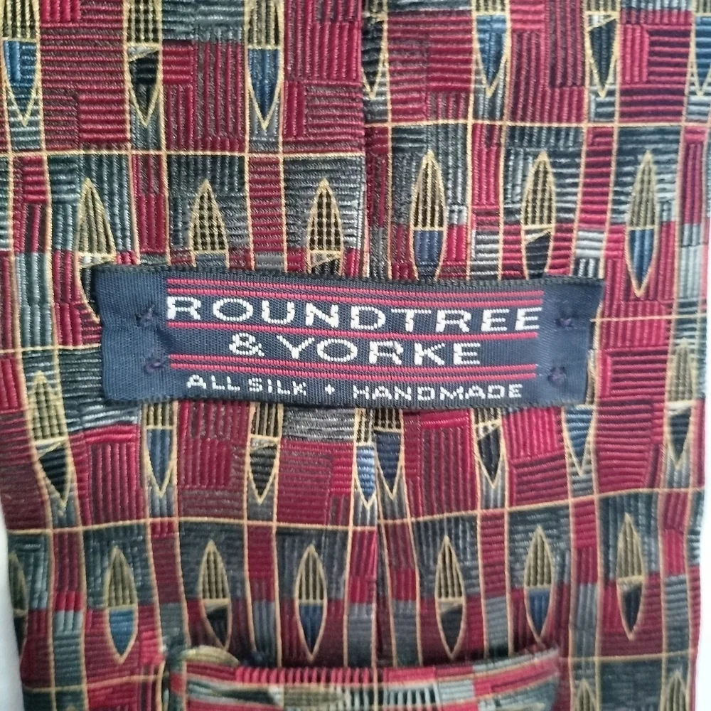 Roundtree and Yorke Necktie Tie  Silk Red Multicolored Geometric Jacquard USA